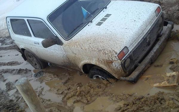 На проселочной дороге в грязевую ловушку угодил автомобиль «Нива»